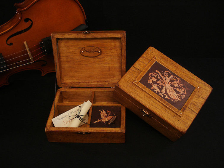 Carillon in scatola di legno invecchiata soggetto musicale fatto stile Maggiolini