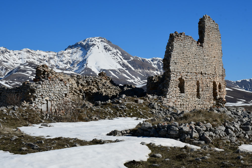 Santa Maria del Monte di Paganica e il Monte CamiciaJPG