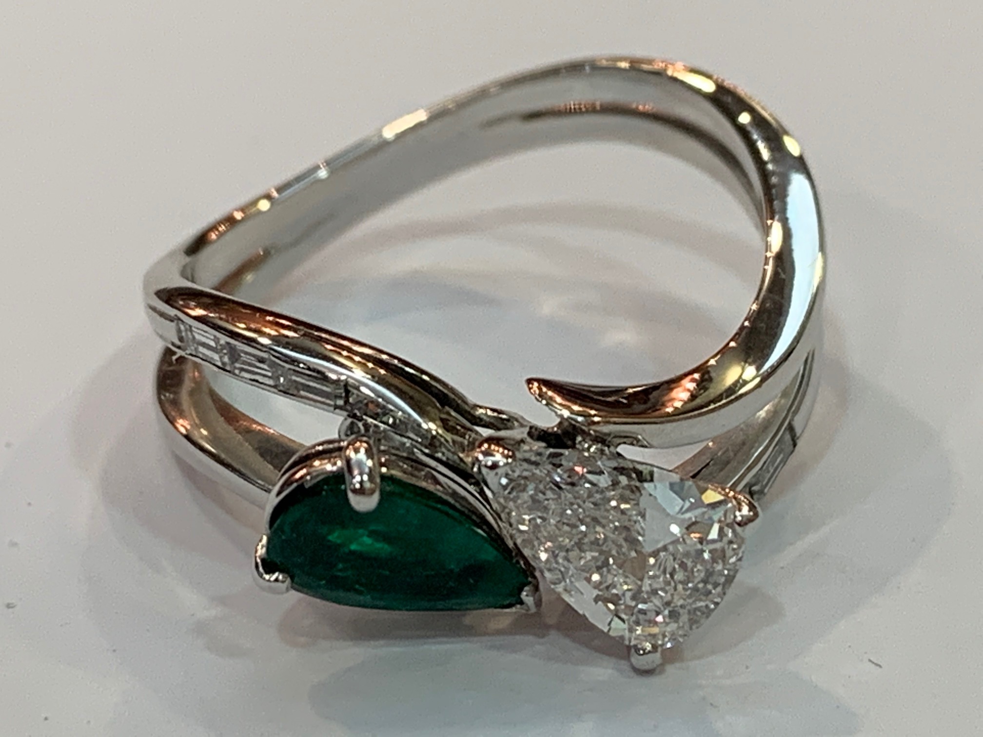 Anello contrariè con diamante e smeraldo