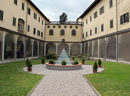 450px-Monastero_della_calza_cortile_01JPG