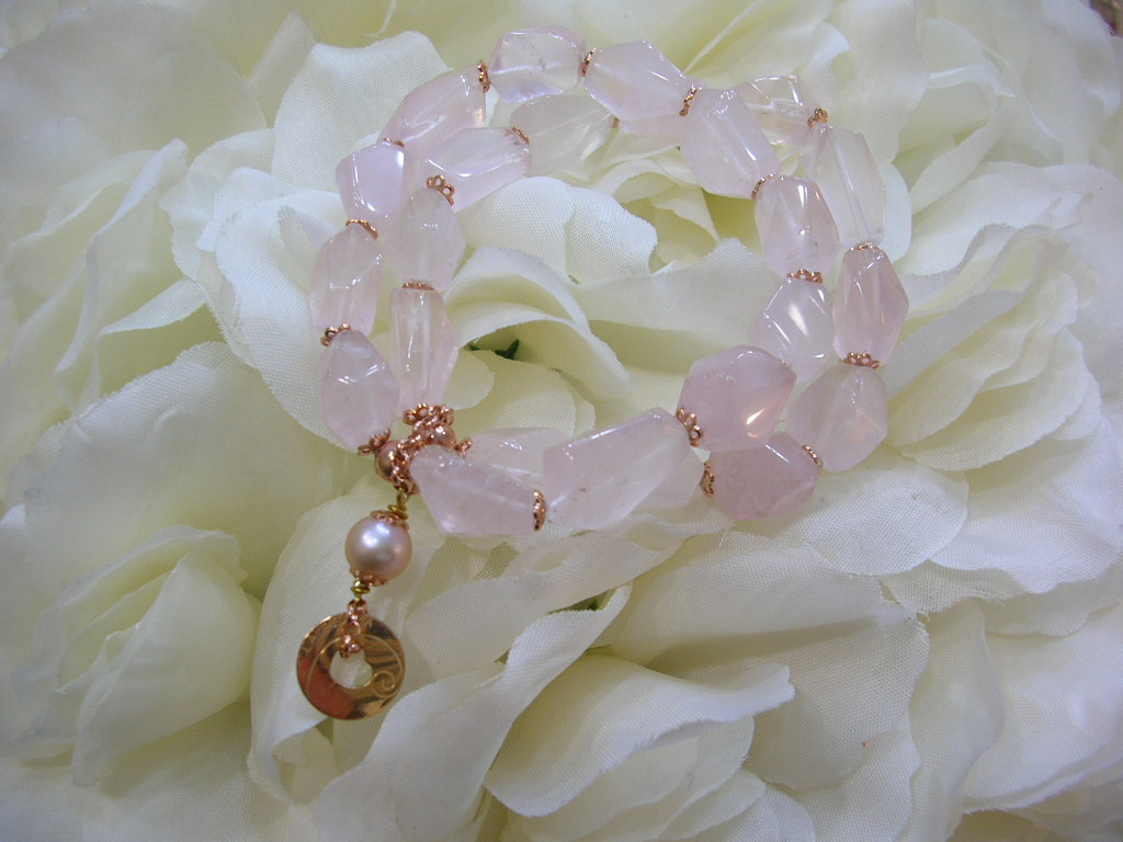 Bracciale elasticizzato in quarzo rosa naturale e argento dorato rosa