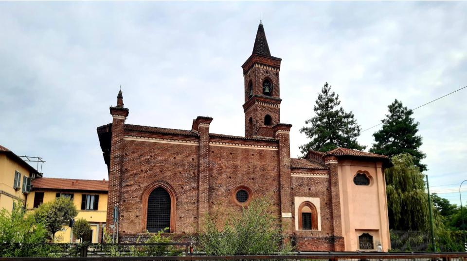 composta da due chiese affiancate, sorge sul percorso che univa Milano alla Lomellina