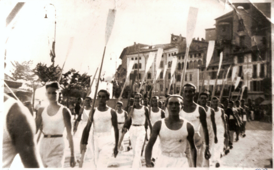 Lovere 1932 - Sfilata degli atleti sul porto.