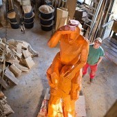 Josef Lang e la sua scultura gigante in legno.jpg