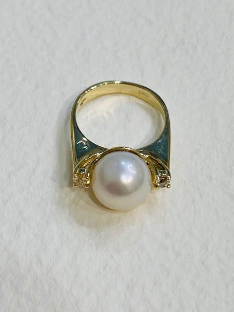 Collezione "Perle" anello in oro giallo, perla e diamanti