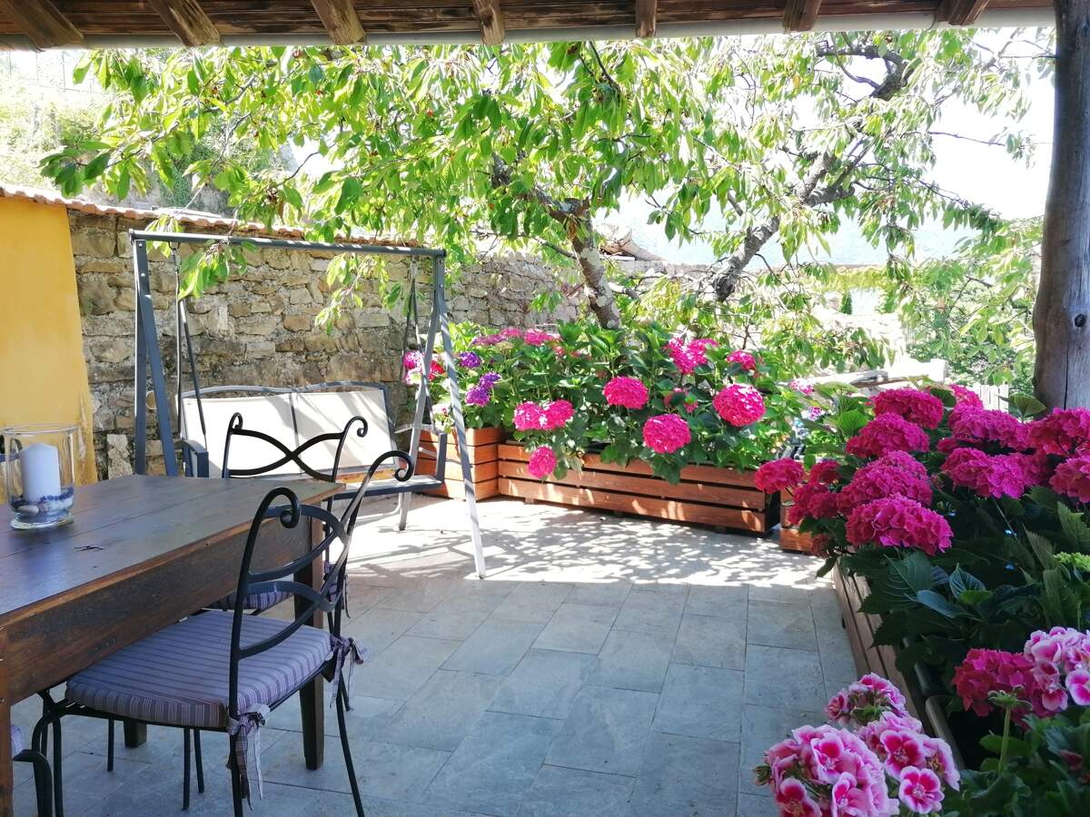 Terrasse- ferme avec centre de bien-être à Pigna dans la province d'Imperia - Ligurie