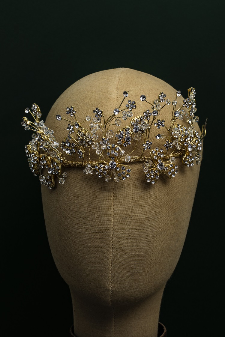 Coroncina sposa: copricapo con fiori e guglie rami oro