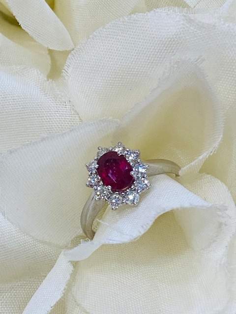 Collezione "Diamanti naturali" Anello in oro bianco, Rubino rosso naturale e diamanti naturali