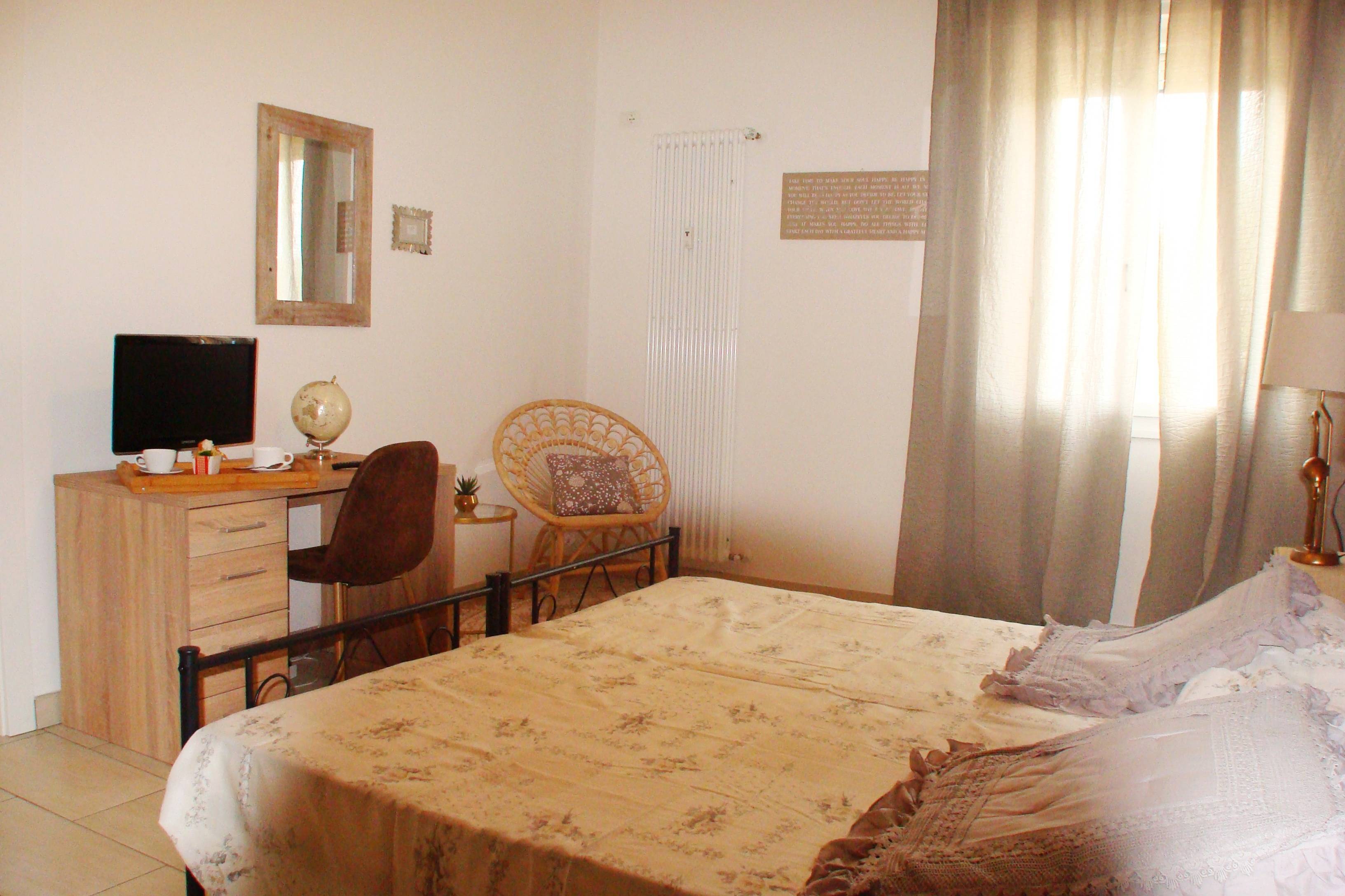 Desk and armchair of Bruges room of La finestra sulla fiera B&B