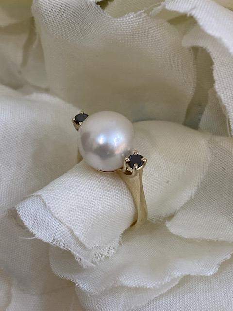 Anello in oro giallo con perla coltivata naturale e diamanti neri naturali