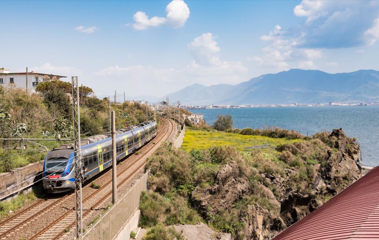 Trenitalia lancia gli orari estivi: più treni e più fermate verso mare e borghi