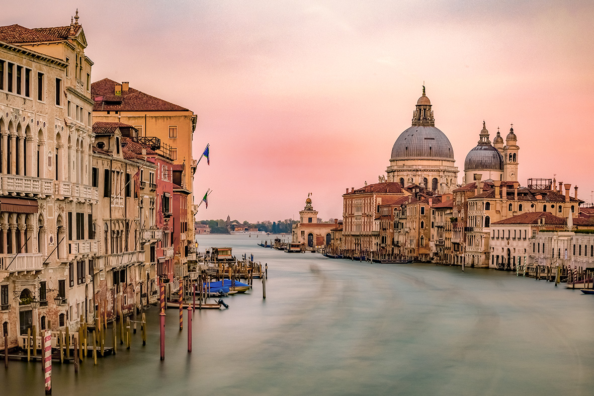 <img src = "Venezia, Atmosfera, luce, laguna, chiesa della salute, italia.jpg"