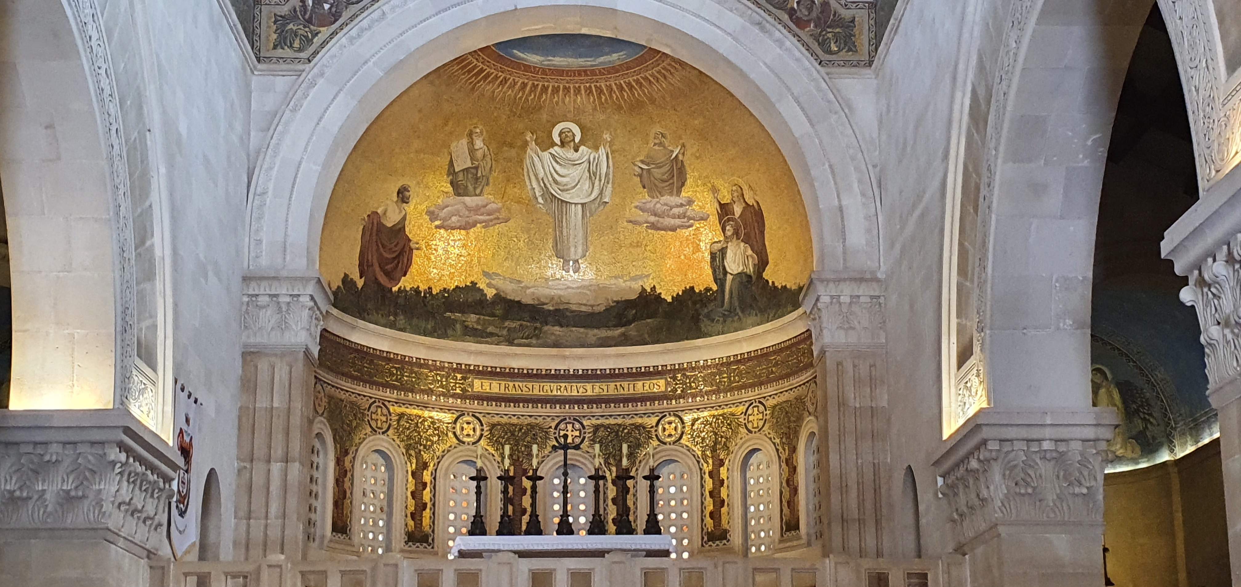 Il grande mosaico absidale nella Chiesa della Trasfigurazione