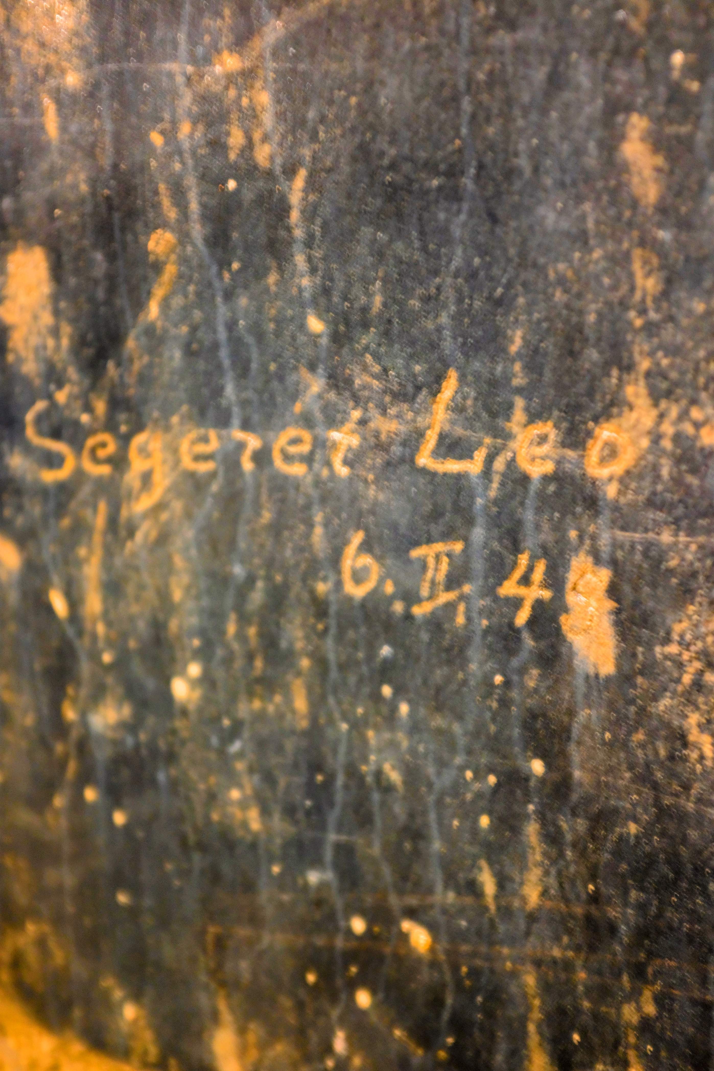 Quì il 6 febbraio del 1945, il soldato Segeret Leo ha scritto il suo nome sulla parete del bunker.