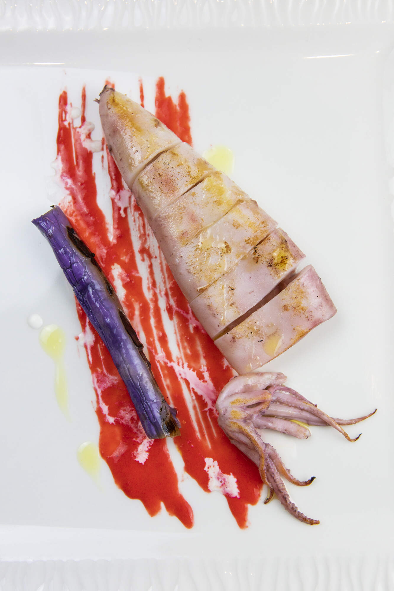 Calamaro dell’Adriatico in piastra, peperone rosso, melanzana affumicata e acqua di mozzarella