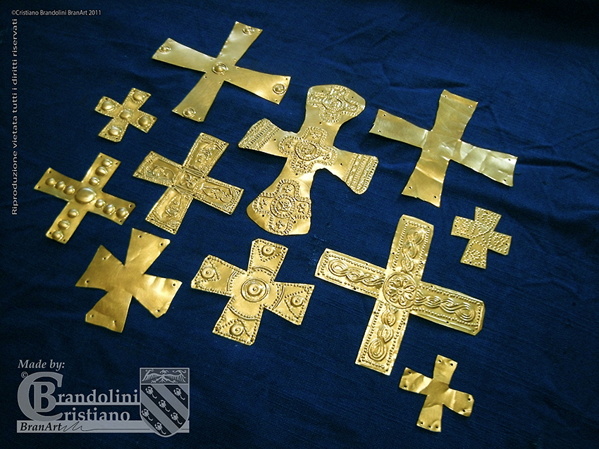 Croci auree longobarde, riprodotte in lamina di ottone da reperto originale. VI-VII secolo d.C.